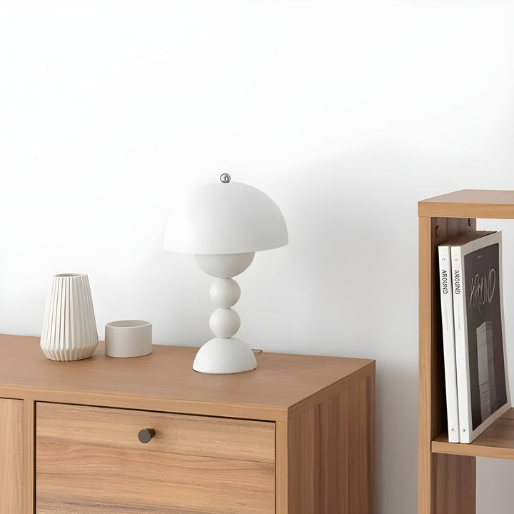 Elegante Tischlampe im skandinavischen Stil mit dimmbarem LED-Licht und weißen Akzenten, inspiriert von Blumen.