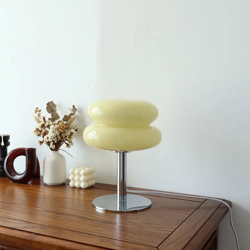 "Elegante Vintage Bauhaus Tischlampe mit dimmbaren Optionen und kabellosem Design, in Beige Gelb und Rosa erhältlich."