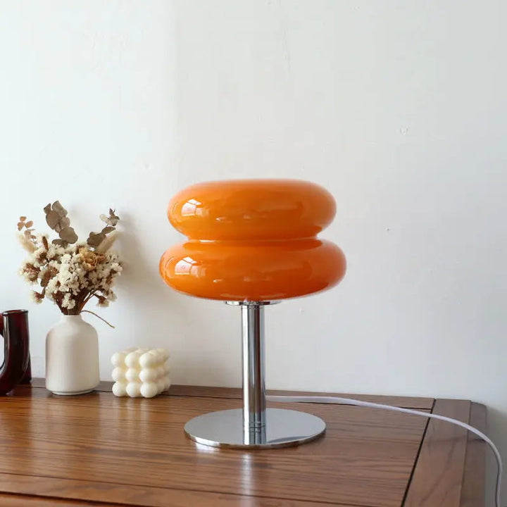 "Elegante Vintage Bauhaus Tischlampe mit dimmbaren Optionen und kabellosem Design, in Beige Gelb und Rosa erhältlich."
