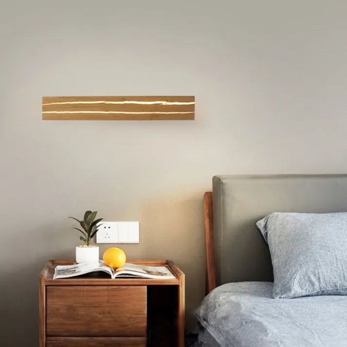 "Elegante Wandleuchte mit natürlichem Holzrissmuster, LED und Acryl; modernes Design für Wohnräume."