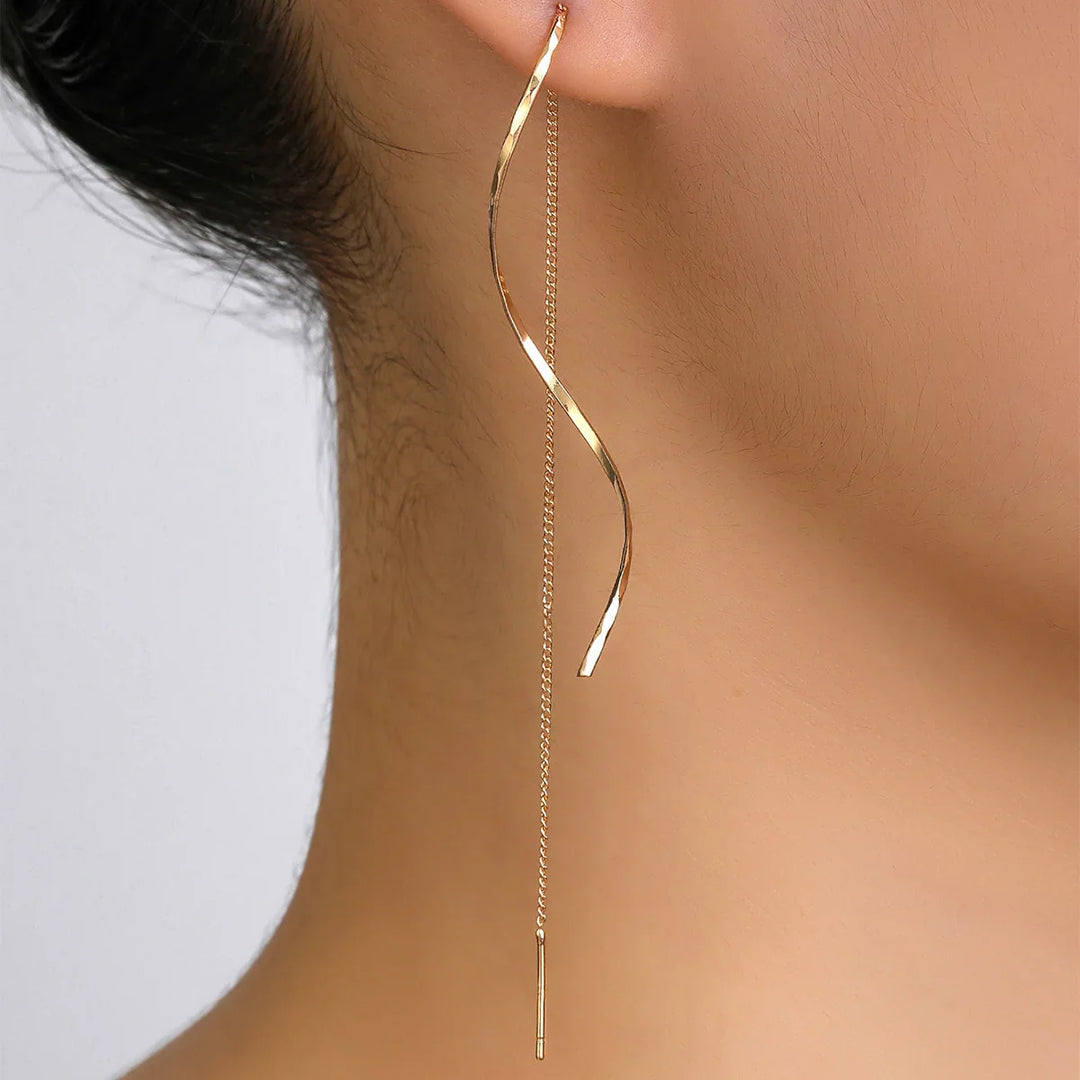 Elegante Welleneinfelder Ohrenringe, lang, geschwungen, mit Quasten, in 14 Karat Gold oder Silber, modernes Design.