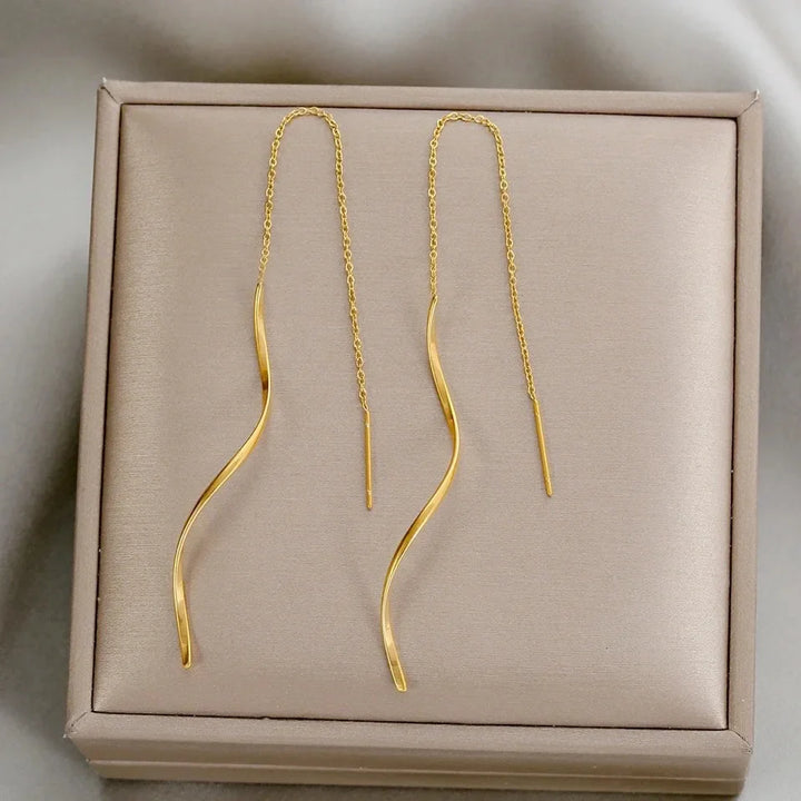 Elegante Welleneinfelder Ohrenringe, lang, geschwungen, mit Quasten, in 14 Karat Gold oder Silber, modernes Design.