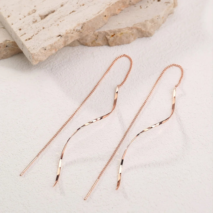 Elegante Welleneinfelder Ohrenringe, lang, geschwungen, mit Quasten, in 14 Karat Gold oder Silber, modernes Design.