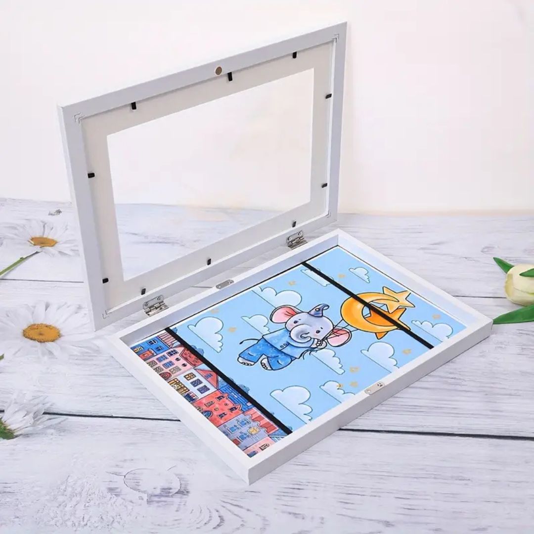 "Eleganter Kinderkunst-Bilderrahmen für bis zu 150 Zeichnungen, ideal zur stilvollen Präsentation im Kinderzimmer."