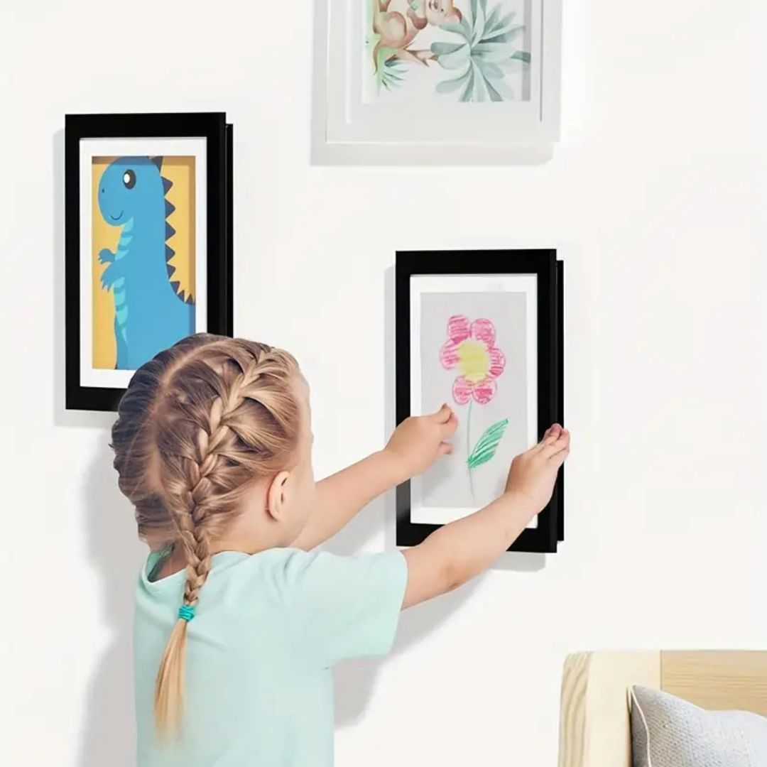 "Eleganter Kinderkunst-Bilderrahmen für bis zu 150 Zeichnungen, ideal zur stilvollen Präsentation im Kinderzimmer."