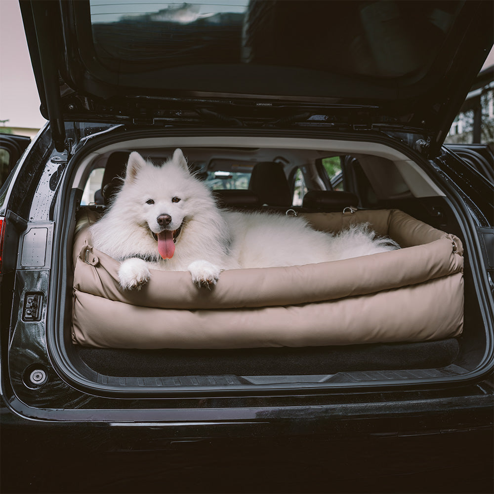 Eleganter Kunstleder-Hundeautositz in Schwarz, komfortabel mit Sicherheitsleinen und Polsterung, stilvoll für Reisen.