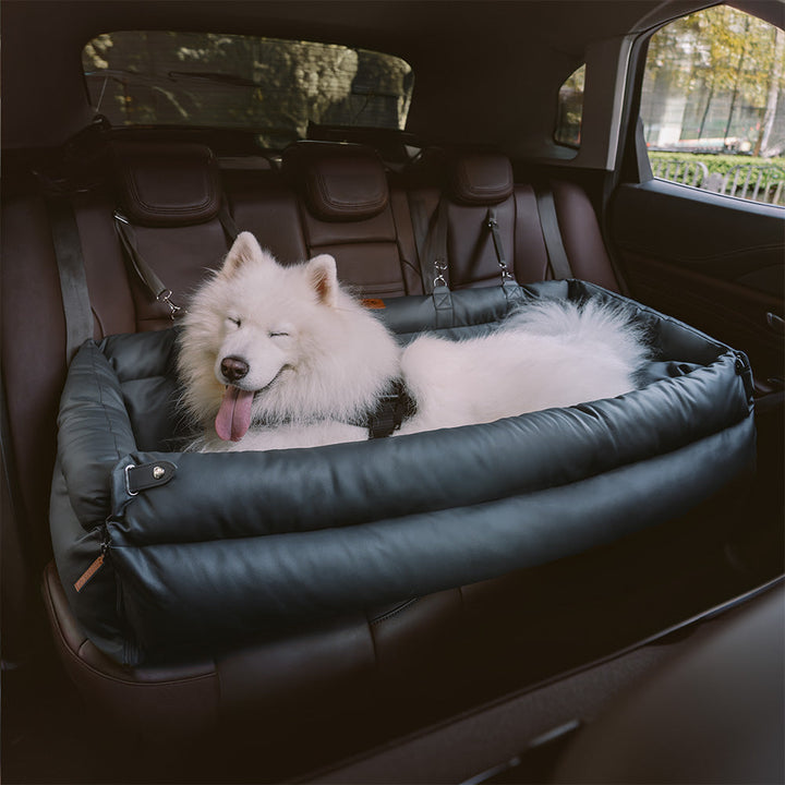 Eleganter Kunstleder-Hundeautositz in Schwarz, komfortabel mit Sicherheitsleinen und Polsterung, stilvoll für Reisen.