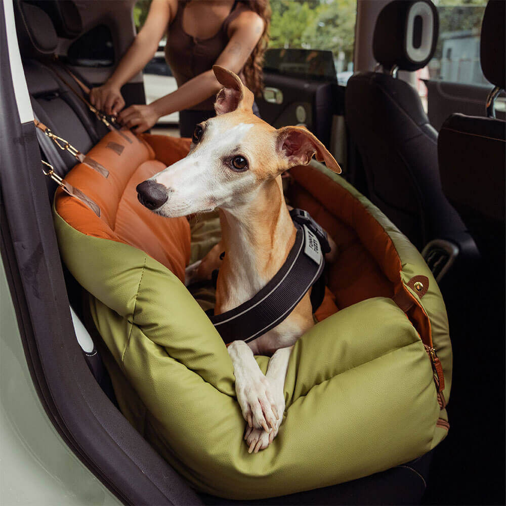 Eleganter Kunstleder-Hundeautositz in Schwarz, komfortabel mit Sicherheitsleinen und Polsterung, stilvoll für Reisen.