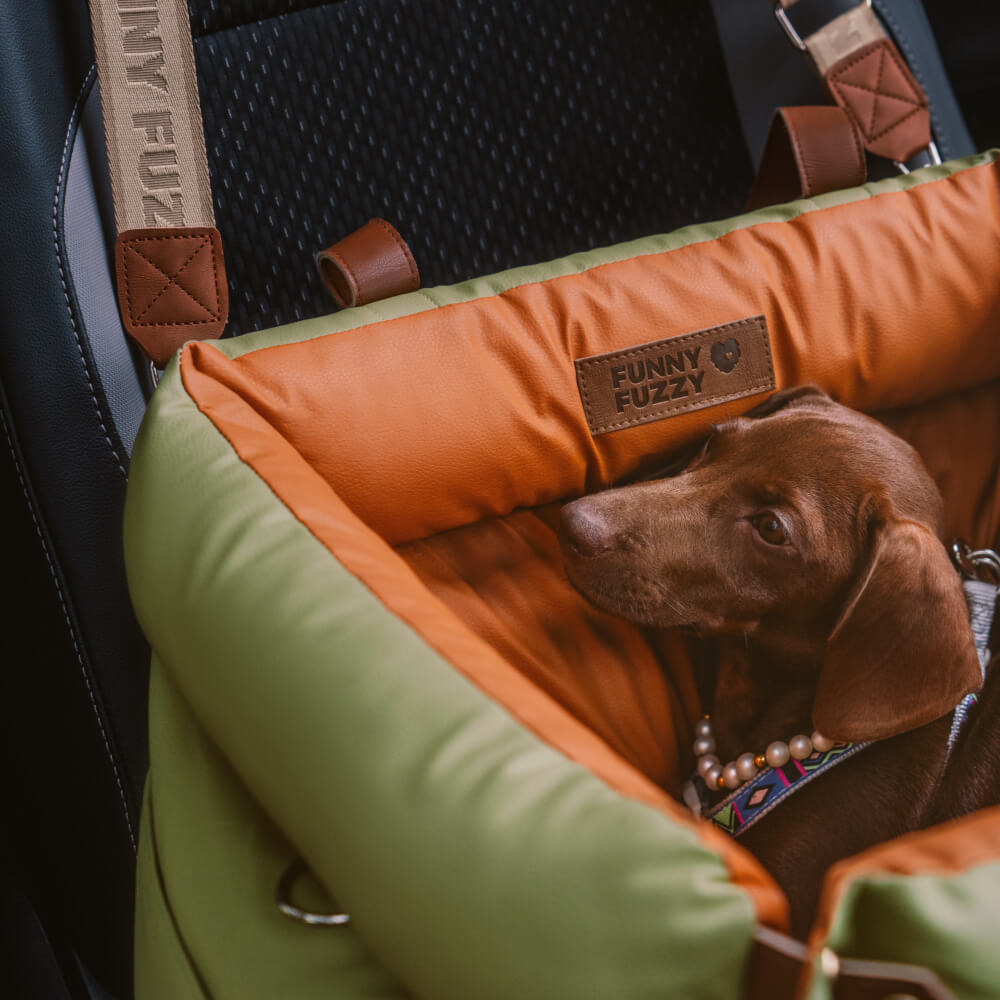 Eleganter Kunstleder-Hundeautositz in Schwarz, komfortabel mit Sicherheitsleinen und Polsterung, stilvoll für Reisen.