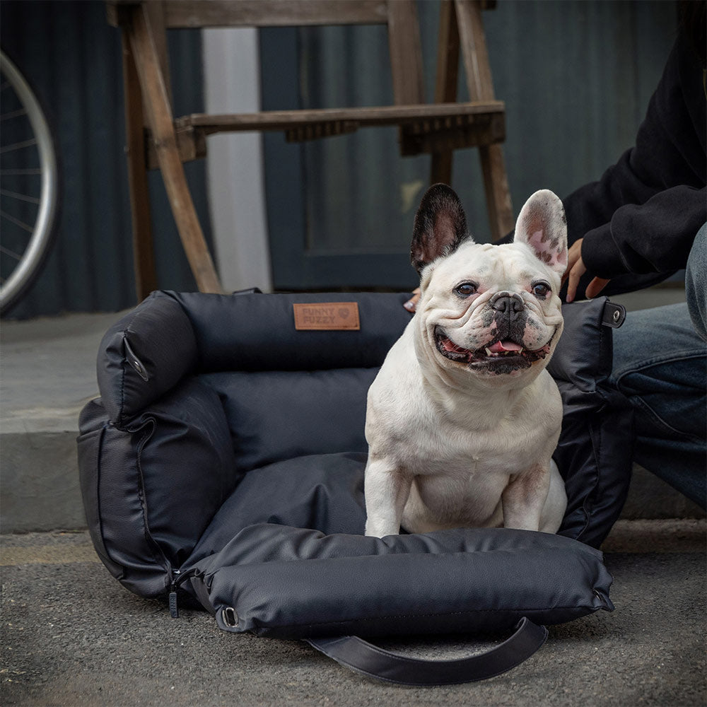 Eleganter Kunstleder-Hundeautositz in Schwarz, komfortabel mit Sicherheitsleinen und Polsterung, stilvoll für Reisen.