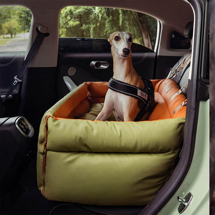 Eleganter Kunstleder-Hundeautositz in Schwarz, komfortabel mit Sicherheitsleinen und Polsterung, stilvoll für Reisen.
