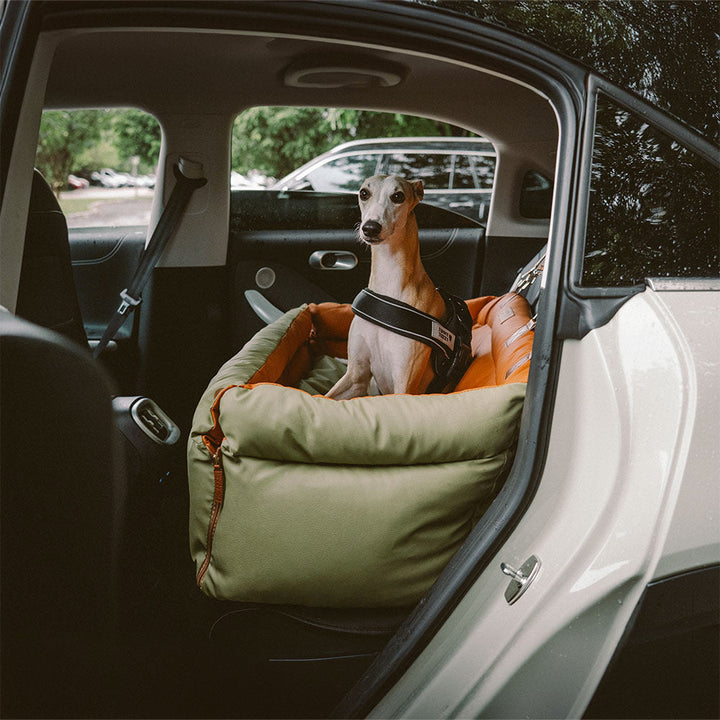 Eleganter Kunstleder-Hundeautositz in Schwarz, komfortabel mit Sicherheitsleinen und Polsterung, stilvoll für Reisen.