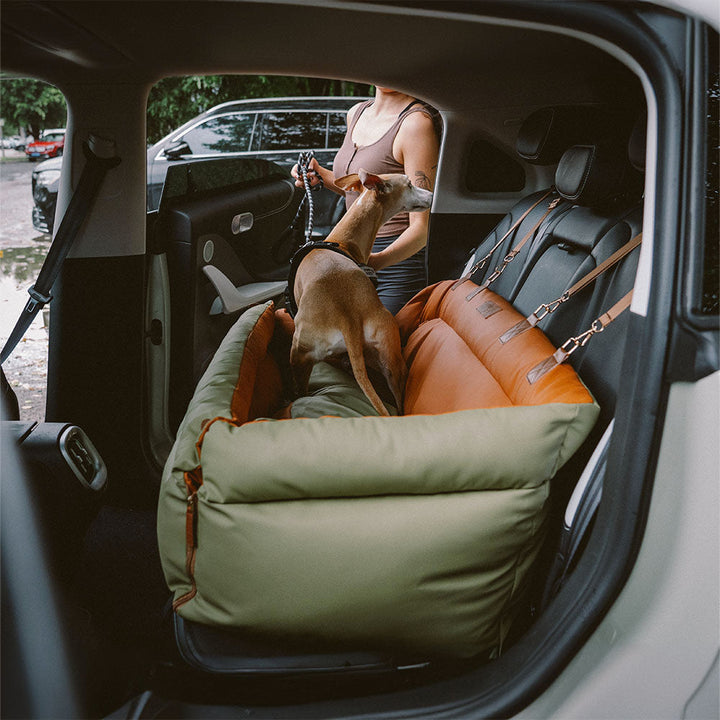 Eleganter Kunstleder-Hundeautositz in Schwarz, komfortabel mit Sicherheitsleinen und Polsterung, stilvoll für Reisen.