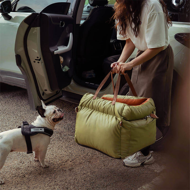 Eleganter Kunstleder-Hundeautositz in Schwarz, komfortabel mit Sicherheitsleinen und Polsterung, stilvoll für Reisen.
