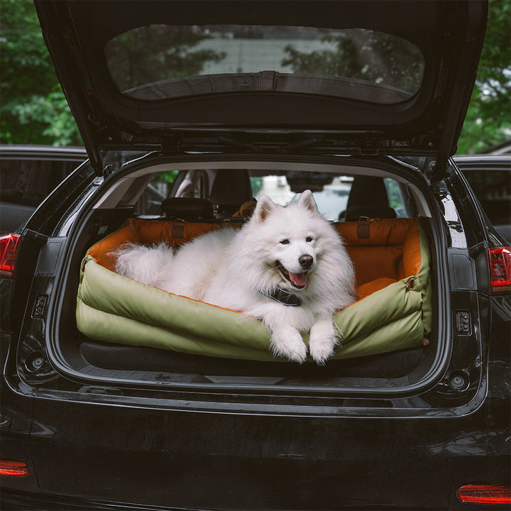 Eleganter Kunstleder-Hundeautositz in Schwarz, komfortabel mit Sicherheitsleinen und Polsterung, stilvoll für Reisen.