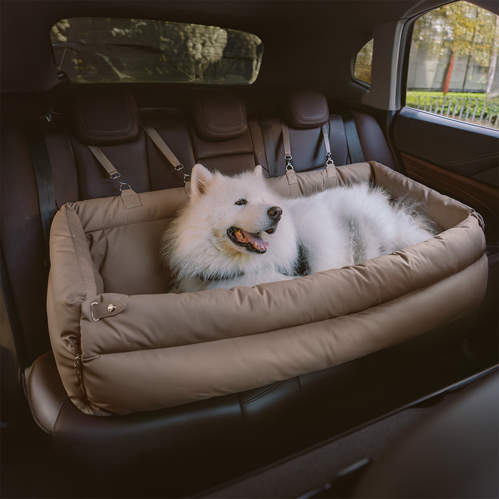 Eleganter Kunstleder-Hundeautositz in Schwarz, komfortabel mit Sicherheitsleinen und Polsterung, stilvoll für Reisen.