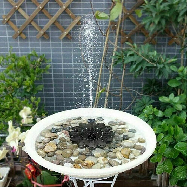 "Eleganter solarbetriebener Gartenbrunnen mit Blumen-Design, umweltfreundliche sprudelnde Wasserfontäne für Außenbereiche."