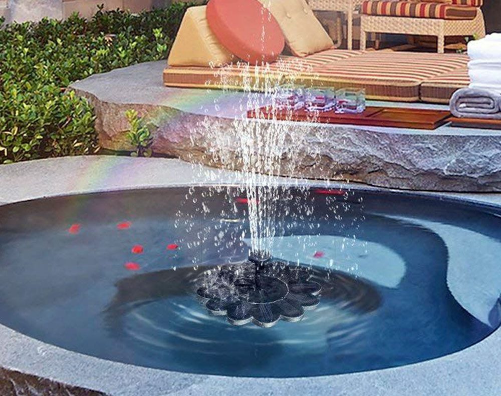 "Eleganter solarbetriebener Gartenbrunnen mit Blumen-Design, umweltfreundliche sprudelnde Wasserfontäne für Außenbereiche."