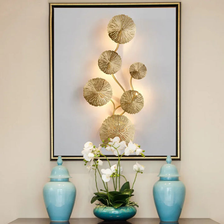 Eleganter Vintage-Wandleuchter in Kupfer-Goldtönen, mit Lotusblatt-Design, gefertigt aus Hardware und Edelstahl.