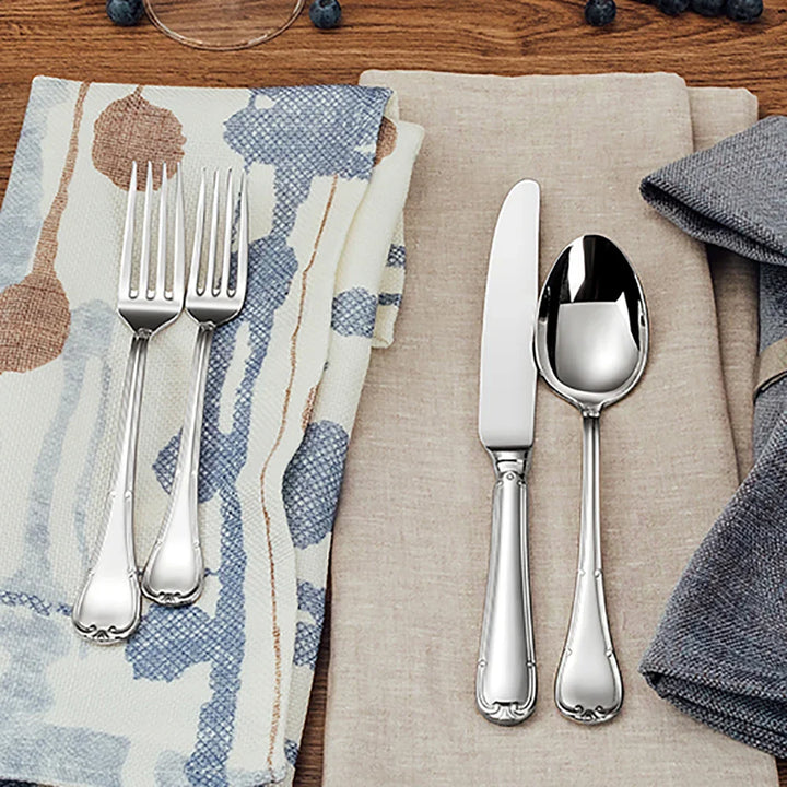 "Elegantes Besteckset aus Edelstahl mit glattem Design, abgerundeten Griffen. Perfekt für stilvolles Essen und Dekoration."