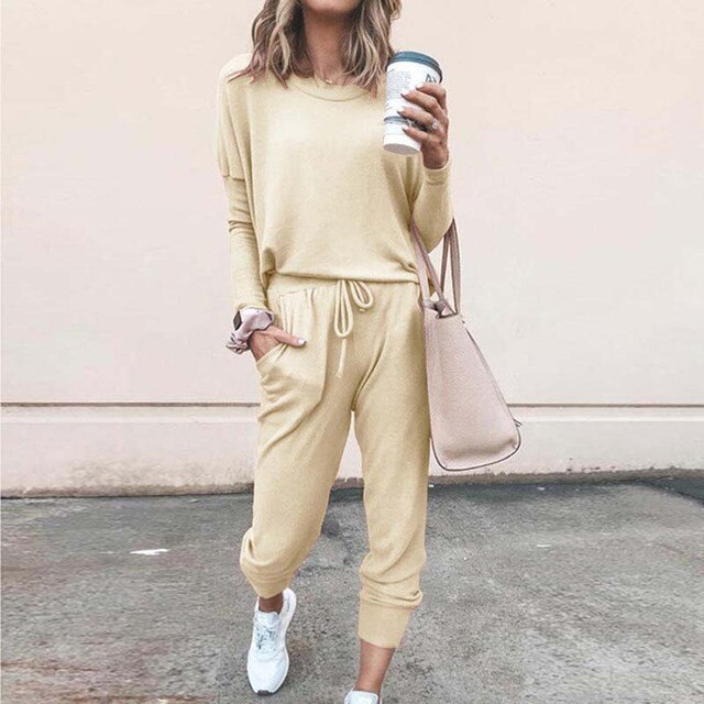 Elegantes Damen-Trainingsanzug Set in Beige, weicher Stoff, lockeres Oberteil, schlanke Hose, für Komfort und Stil.