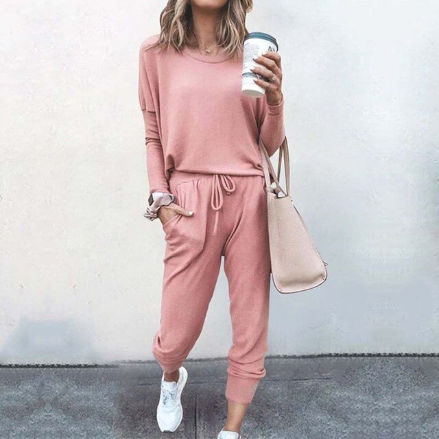 Elegantes Damen-Trainingsanzug Set in Beige, weicher Stoff, lockeres Oberteil, schlanke Hose, für Komfort und Stil.