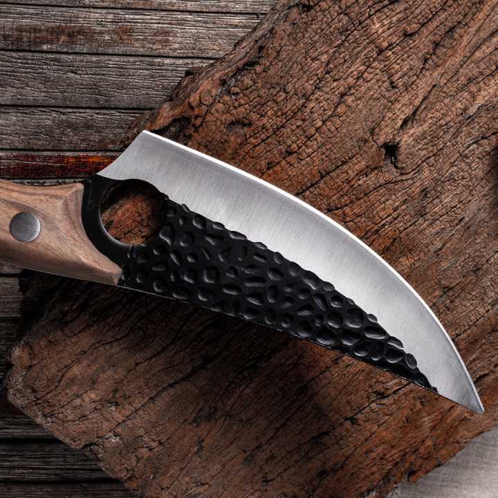 "Elegantes japanisches Küchenmesser mit scharfer Klinge und rutschfestem Holzgriff, ideal für Präzisionsschnitte."