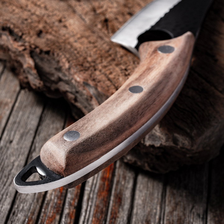 "Elegantes japanisches Küchenmesser mit scharfer Klinge und rutschfestem Holzgriff, ideal für Präzisionsschnitte."