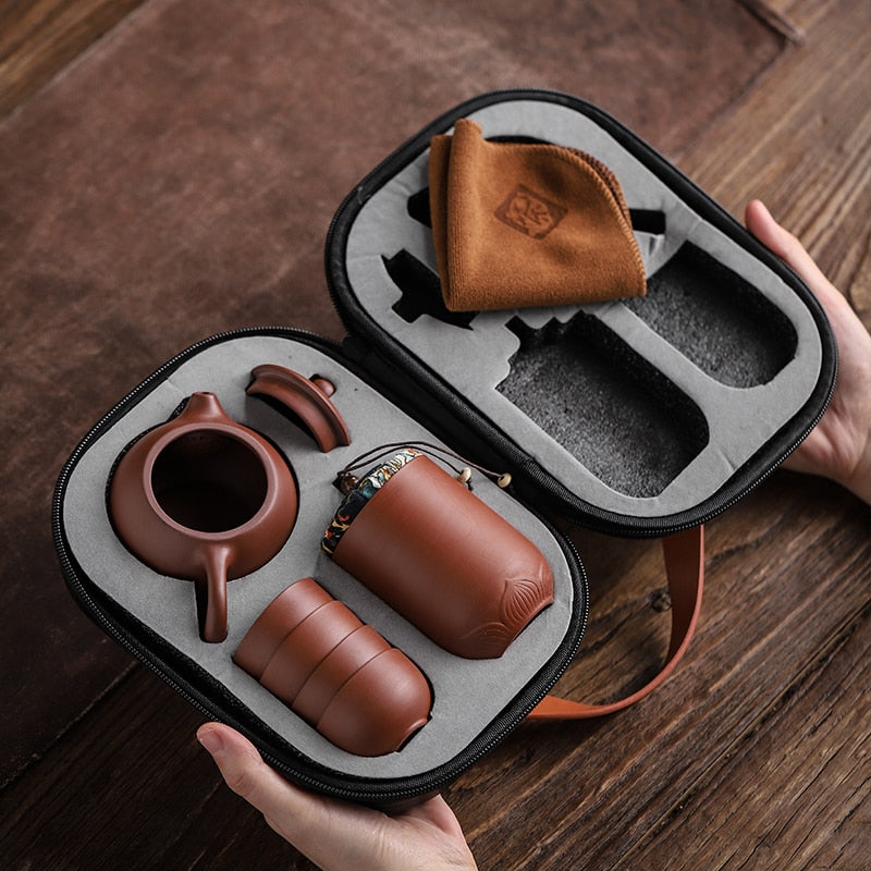 Elegantes Keramik-Teeset in Lila, bestehend aus Teekanne, vier Tassen und Vorratsdose in minimalistischer Geschenkbox.
