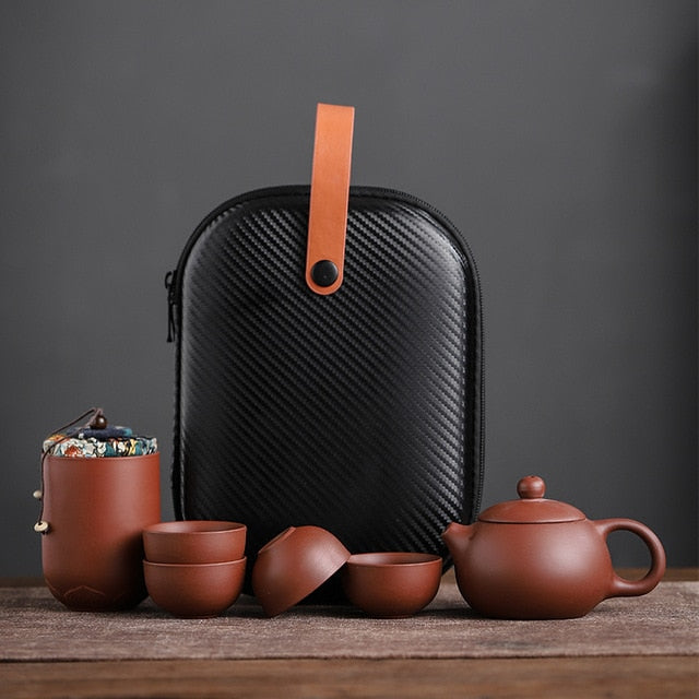Elegantes Keramik-Teeset in Lila, bestehend aus Teekanne, vier Tassen und Vorratsdose in minimalistischer Geschenkbox.