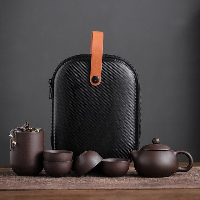Elegantes Keramik-Teeset in Lila, bestehend aus Teekanne, vier Tassen und Vorratsdose in minimalistischer Geschenkbox.