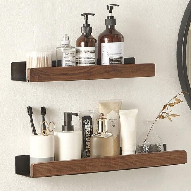 Elegantes Massivholz-Badezimmerregal, ohne Bohren, modernes Design, robust, variabel in Größe und Farbe, montiert im Bad.
