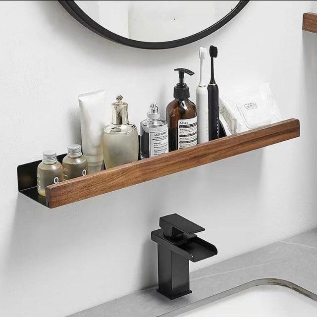 Elegantes Massivholz-Badezimmerregal, ohne Bohren, modernes Design, robust, variabel in Größe und Farbe, montiert im Bad.