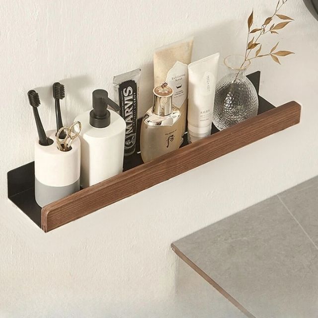 Elegantes Massivholz-Badezimmerregal, ohne Bohren, modernes Design, robust, variabel in Größe und Farbe, montiert im Bad.