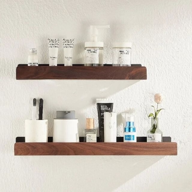 Elegantes Massivholz-Badezimmerregal, ohne Bohren, modernes Design, robust, variabel in Größe und Farbe, montiert im Bad.