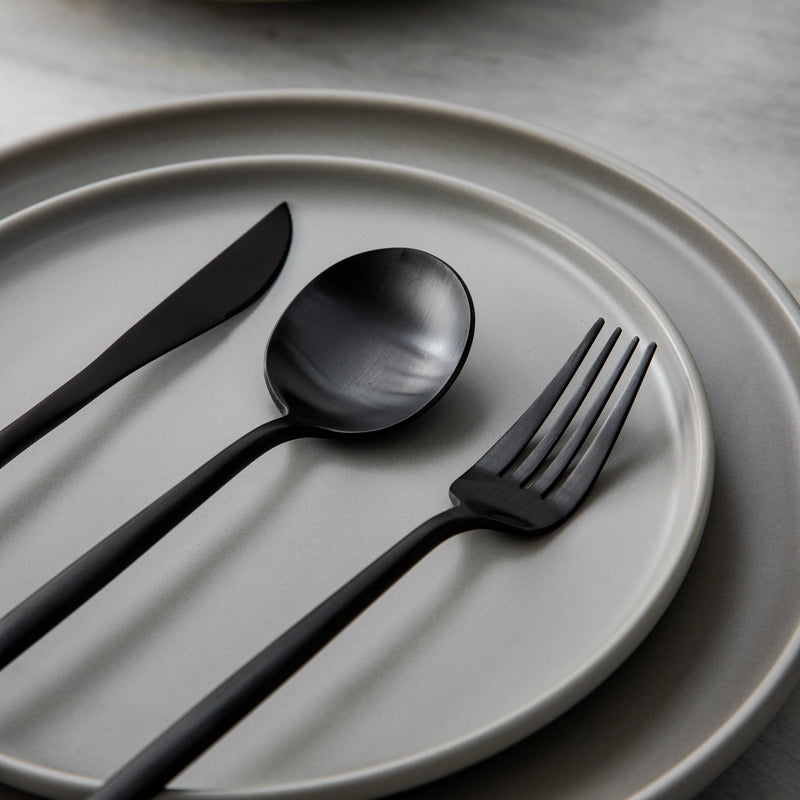 "Elegantes minimalistisches Besteckset aus Edelstahl, goldfarben, mit klaren Linien für stilvollen Tisch; 20-teilig."