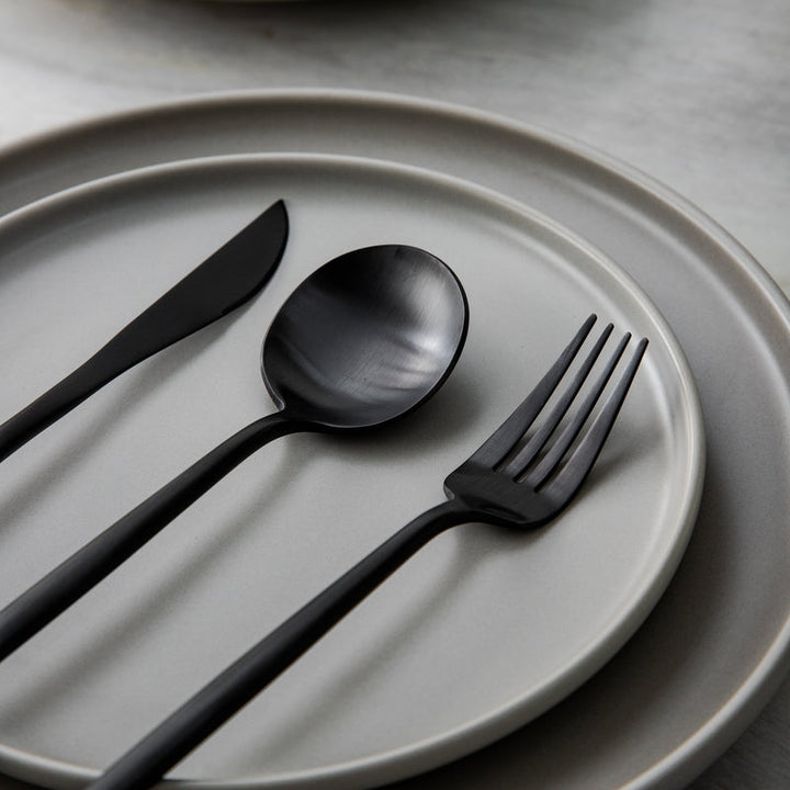 "Elegantes minimalistisches Besteckset aus Edelstahl, goldfarben, mit klaren Linien für stilvollen Tisch; 20-teilig."