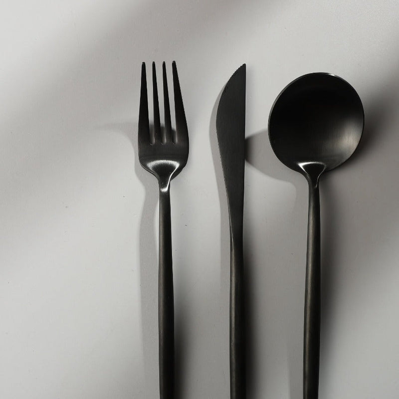 "Elegantes minimalistisches Besteckset aus Edelstahl, goldfarben, mit klaren Linien für stilvollen Tisch; 20-teilig."
