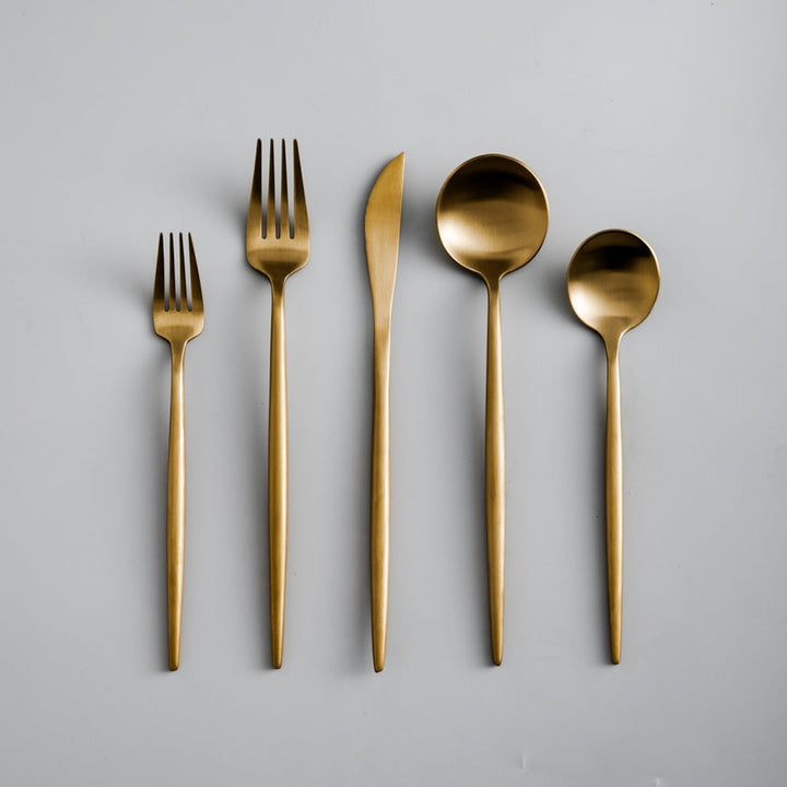 "Elegantes minimalistisches Besteckset aus Edelstahl, goldfarben, mit klaren Linien für stilvollen Tisch; 20-teilig."