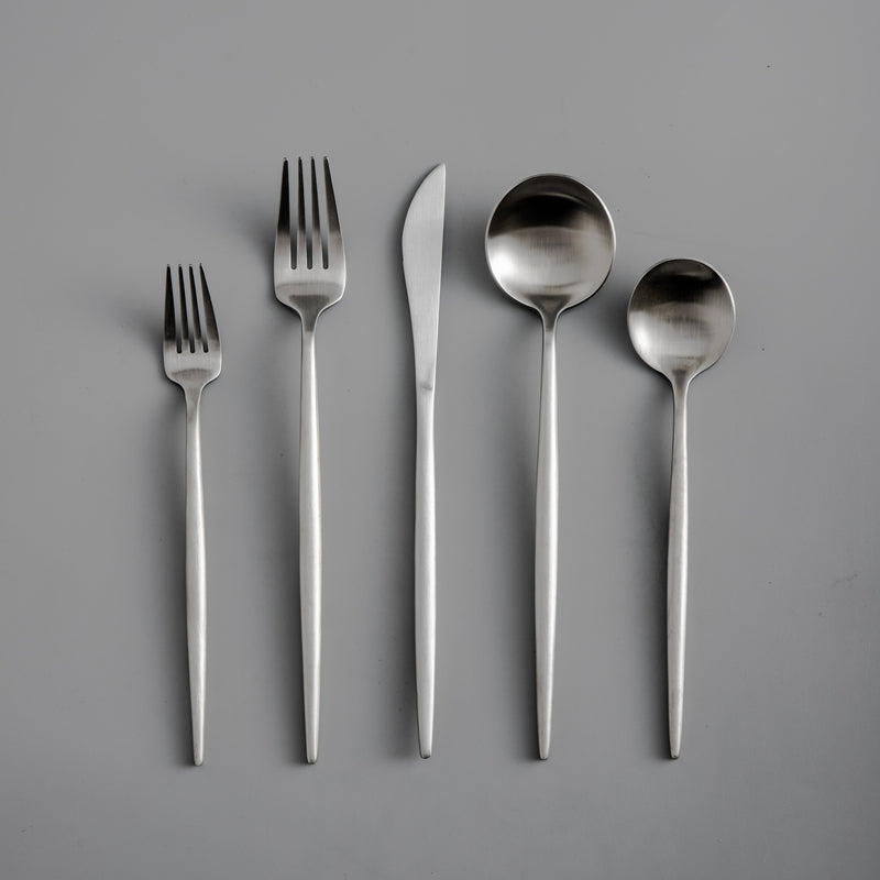 "Elegantes minimalistisches Besteckset aus Edelstahl, goldfarben, mit klaren Linien für stilvollen Tisch; 20-teilig."
