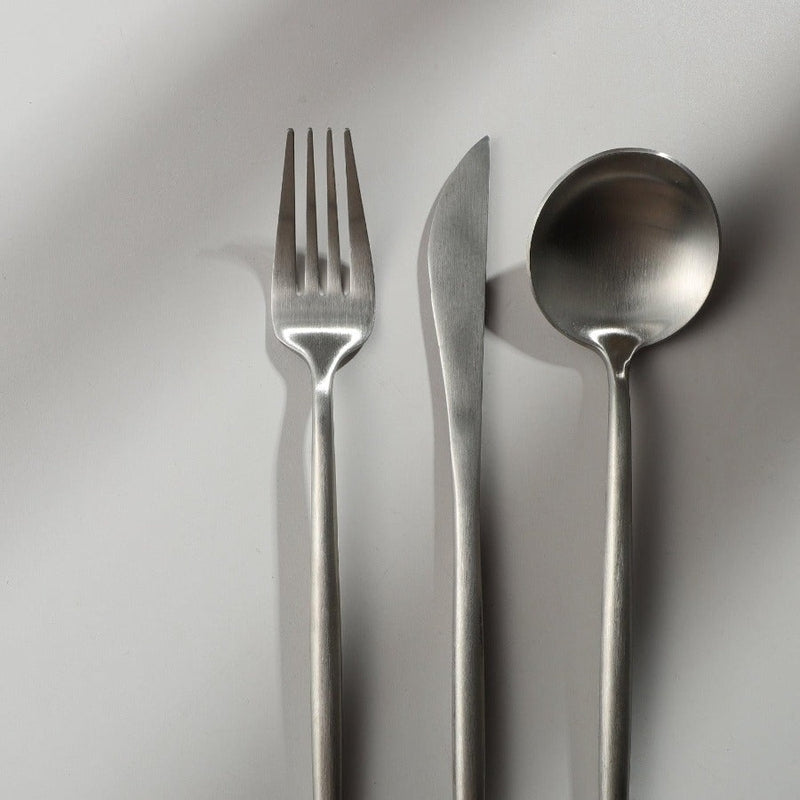 "Elegantes minimalistisches Besteckset aus Edelstahl, goldfarben, mit klaren Linien für stilvollen Tisch; 20-teilig."
