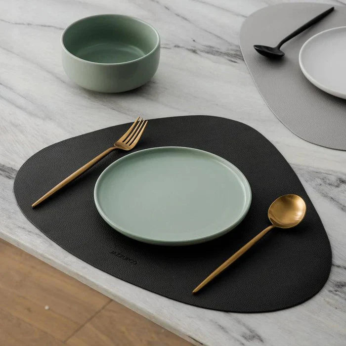 "Elegantes minimalistisches Besteckset aus Edelstahl, goldfarben, mit klaren Linien für stilvollen Tisch; 20-teilig."