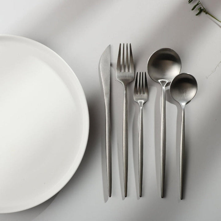 "Elegantes minimalistisches Besteckset aus Edelstahl, goldfarben, mit klaren Linien für stilvollen Tisch; 20-teilig."