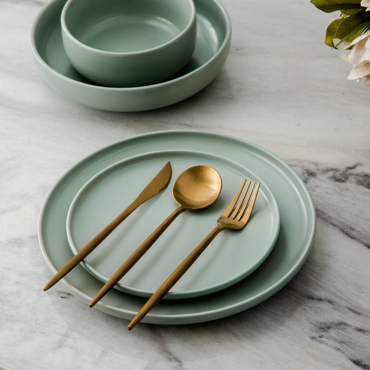 "Elegantes minimalistisches Besteckset aus Edelstahl, goldfarben, mit klaren Linien für stilvollen Tisch; 20-teilig."