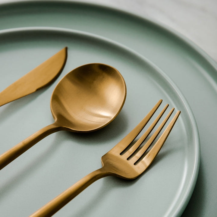 "Elegantes minimalistisches Besteckset aus Edelstahl, goldfarben, mit klaren Linien für stilvollen Tisch; 20-teilig."