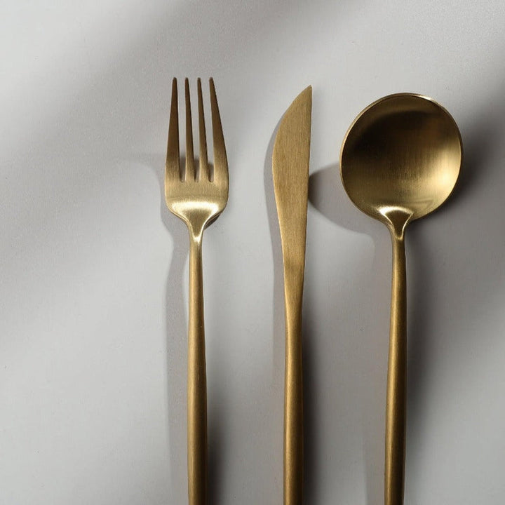 "Elegantes minimalistisches Besteckset aus Edelstahl, goldfarben, mit klaren Linien für stilvollen Tisch; 20-teilig."