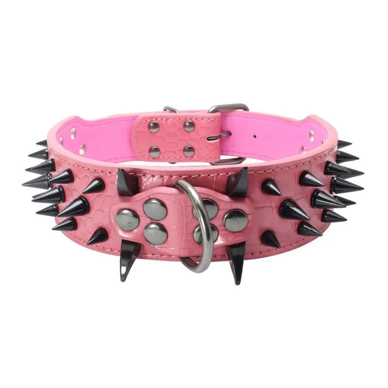 "Elegantes, verstellbares Hundehalsband mit auffälligen Goldnieten, ideal für große Hunde, robust und stilvoll."
