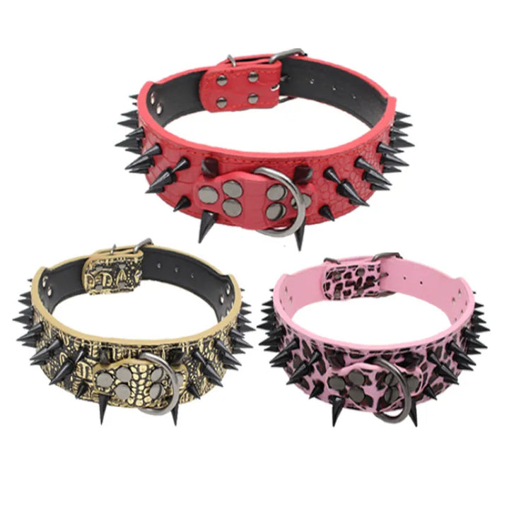 "Elegantes, verstellbares Hundehalsband mit auffälligen Goldnieten, ideal für große Hunde, robust und stilvoll."