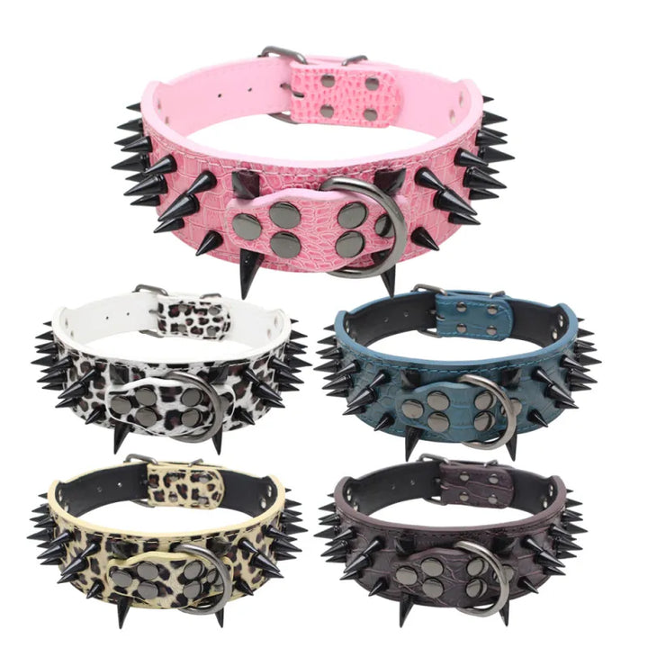"Elegantes, verstellbares Hundehalsband mit auffälligen Goldnieten, ideal für große Hunde, robust und stilvoll."