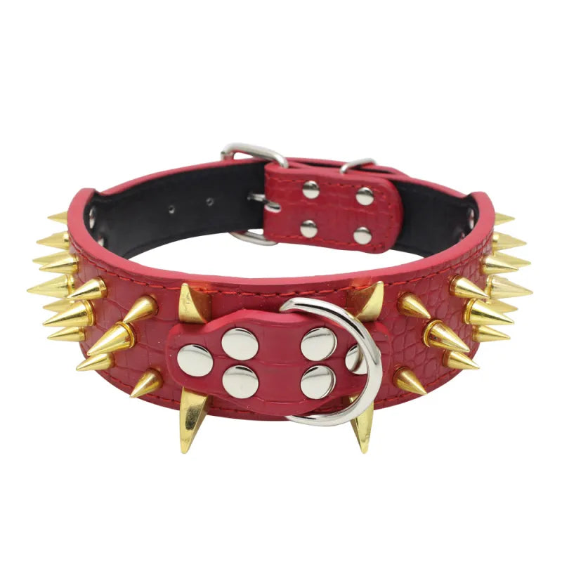 "Elegantes, verstellbares Hundehalsband mit auffälligen Goldnieten, ideal für große Hunde, robust und stilvoll."